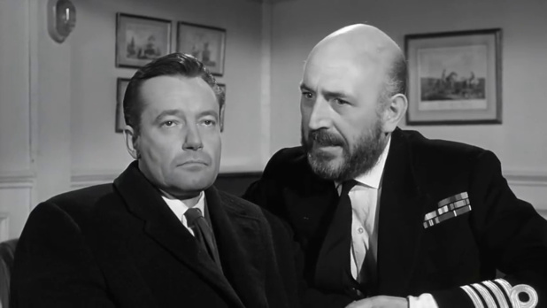 Charles Tingwell et Lionel Jeffries dans le film britannique Murder ahoy (Passage à tabac, 1964) de George Pollock Charles Tingwell et Lionel Jeffries dans le film britannique Murder ahoy (Passage à tabac, 1964) de George Pollock