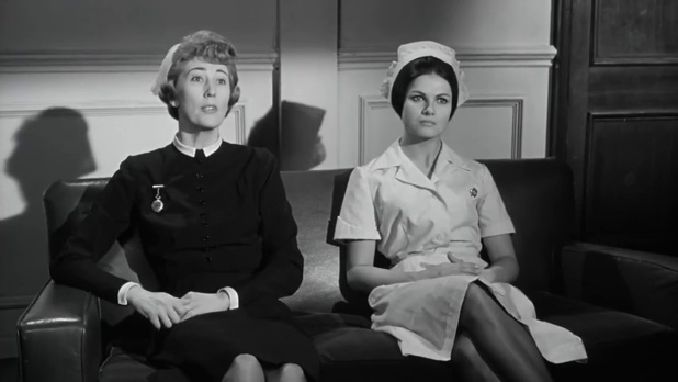 Joan Benham et Norma Foster dans le film britannique Murder ahoy (Passage à tabac, 1964) de George Pollock, une aventure de miss Marple Joan Benham et Norma Foster dans le film britannique Murder ahoy (Passage à tabac, 1964) de George Pollock, une aventure de miss Marple