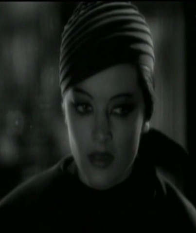 Myrna Loy dans le film Thirteen women Myrna Loy dans le film Thirteen women