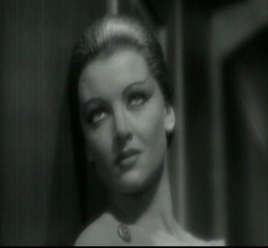Myrna Loy dans le film Thirteen women Myrna Loy dans le film Thirteen women