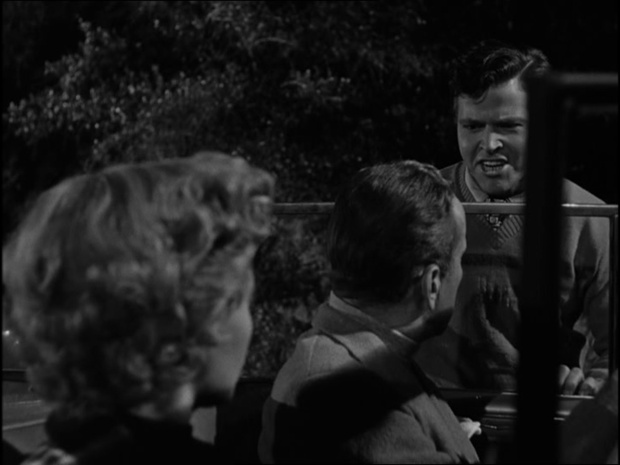 Don Hamin debout; Gloria Grahame et Bogart dans la voiture Don Hamin debout; Gloria Grahame et Bogart dans la voiture