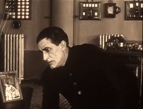 René Cresté dans le film muet à épisodes Judex (1916) de Louis Feuillade René Cresté dans le film muet à épisodes Judex (1916) de Louis Feuillade