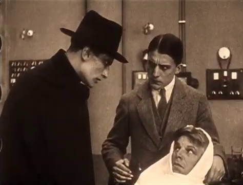 René Cresté, Edouard Mathé et Louis Leubas dans le film Judex (1916) de Louis Feuillade René Cresté, Edouard Mathé et Louis Leubas dans le film Judex (1916) de Louis Feuillade