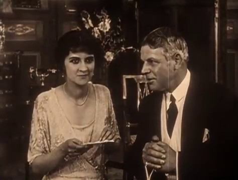 Yvette Andreyor et Louis Leubas dans le film muet à épisodes Judex (1916) de Louis Feuillade Yvette Andreyor et Louis Leubas dans le film muet à épisodes Judex (1916) de Louis Feuillade