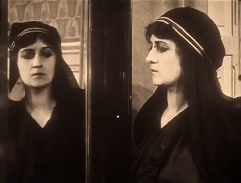 Yvette Andreyor dans le film Judex (1916) de Louis Feuillade Yvette Andreyor dans le film Judex (1916) de Louis Feuillade