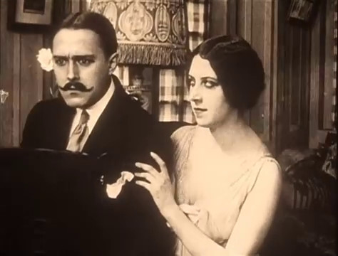 Jean Devalde et Musidora dans le film muet à épisodes Judex (1916) de Louis Feuillade Jean Devalde et Musidora dans le film muet à épisodes Judex (1916) de Louis Feuillade