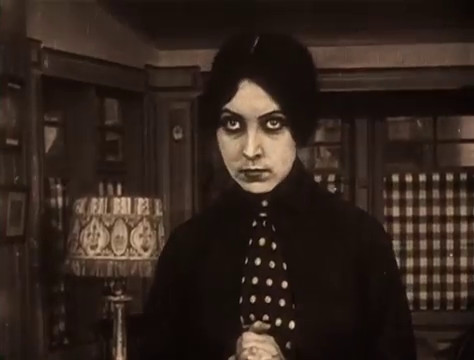 Musidora dans Judex (1916) de Louis Feuillade Musidora dans Judex (1916) de Louis Feuillade