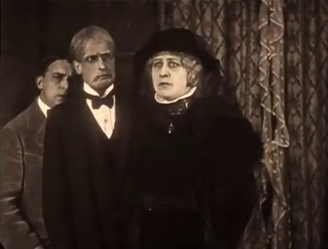 L'actrice Yvonne Dario dans le film muet Judex (1916) de Louis Feuillade L'actrice Yvonne Dario dans le film muet Judex (1916) de Louis Feuillade