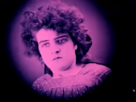 Lily Charlier dans le film muet belge La jeune Belgique (1922) d'Armand du Plessy Lily Charlier dans le film muet belge La jeune Belgique (1922) d'Armand du Plessy