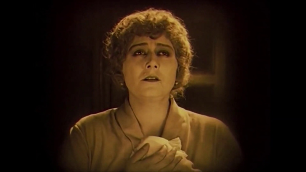 Mattyasovszky Ilona dans le film muet hongrois Egy fiúnak a fele (1924) de Géza von Bolváry Mattyasovszky Ilona dans le film muet hongrois Egy fiúnak a fele (1924) de Géza von Bolváry