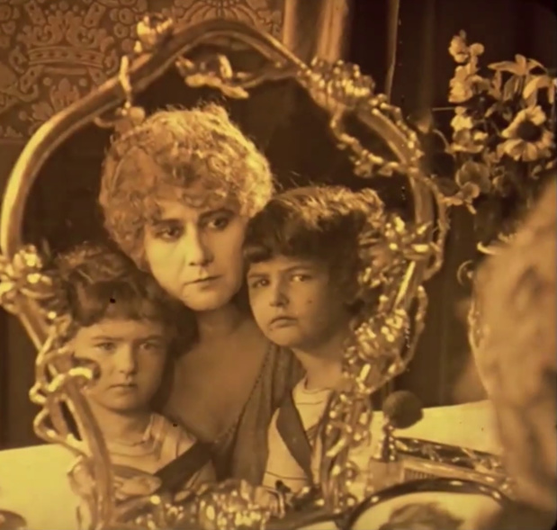 Mattyasovszky Ilona et les jumeaux Barry dans le film hongrois Egy fiúnak a fele (1924) de Géza von Bolváry Mattyasovszky Ilona et les jumeaux Barry dans le film hongrois Egy fiúnak a fele (1924) de Géza von Bolváry
