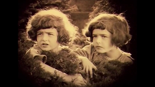 Les jumeaux Barry dans le film muet hongrois Egy fiúnak a fele (1924) de Géza von Bolváry Les jumeaux Barry dans le film muet hongrois Egy fiúnak a fele (1924) de Géza von Bolváry