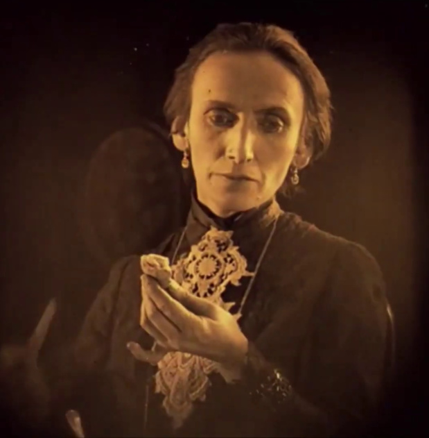 Kürti Teréz dans le film hongrois Egy fiúnak a fele (1924) de Géza von Bolváry Kürti Teréz dans le film hongrois Egy fiúnak a fele (1924) de Géza von Bolváry
