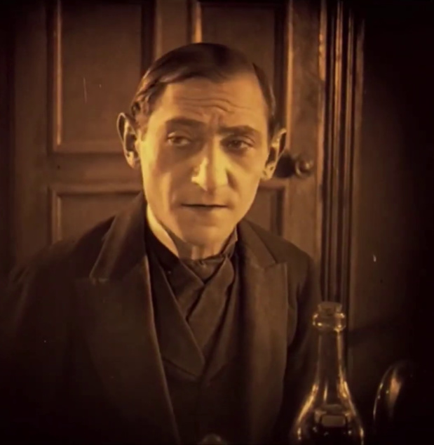 Ujváry Lajos dans le film hongrois Egy fiúnak a fele (1924) de Géza von Bolváry Ujváry Lajos dans le film hongrois Egy fiúnak a fele (1924) de Géza von Bolváry