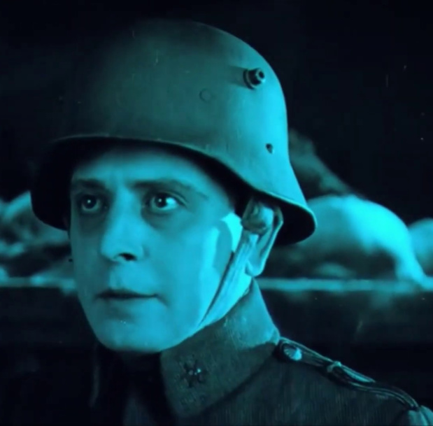 Kompóthy Gyula est Laci dans le film muet Egy fiúnak a fele (1924) de Géza von Bolváry Kompóthy Gyula est Laci dans le film muet Egy fiúnak a fele (1924) de Géza von Bolváry