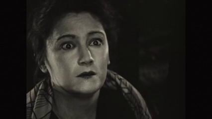 Eve Francis dans le film muet L'inondation (1924) de Louis Delluc Eve Francis dans le film muet L'inondation (1924) de Louis Delluc