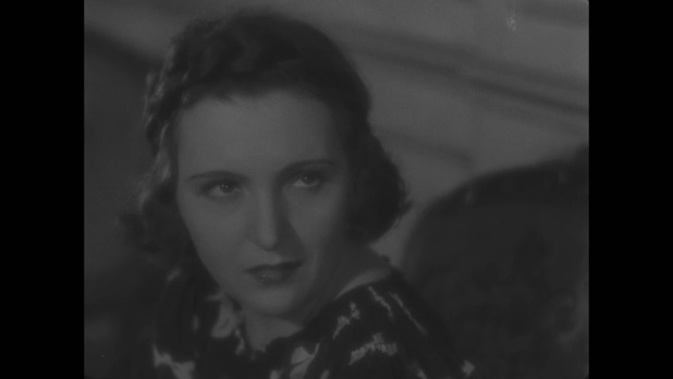 L'actrice Marie Bell dans le film Le roman d'un jeune homme pauvre (1935) d'Abel Gance L'actrice Marie Bell dans le film Le roman d'un jeune homme pauvre (1935) d'Abel Gance