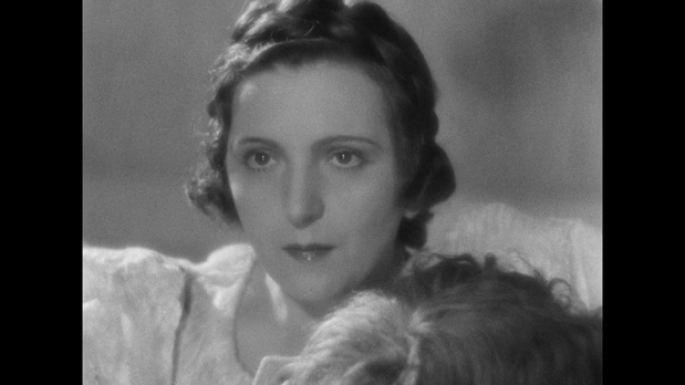 L'actrice Marie Bell dans le film Le roman d'un jeune homme pauvre (1935) d'Abel Gance L'actrice Marie Bell dans le film Le roman d'un jeune homme pauvre (1935) d'Abel Gance