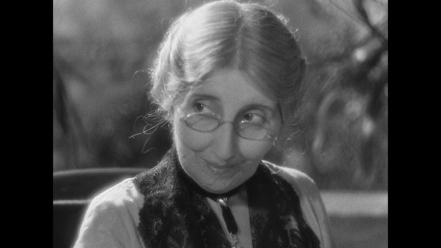 Marthe Mellot dans le film Le roman d'un jeune homme pauvre (1935) d'Abel Gance Marthe Mellot dans le film Le roman d'un jeune homme pauvre (1935) d'Abel Gance