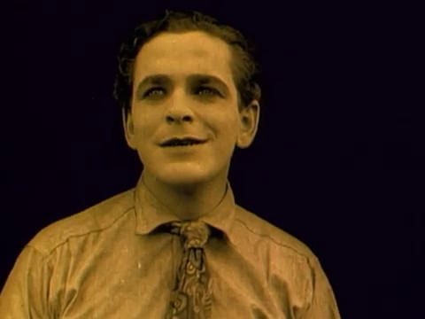 Crane Wilbur dans le film muet américain The eye of envy (1917) de Harrish Ingraham Crane Wilbur dans le film muet américain The eye of envy (1917) de Harrish Ingraham