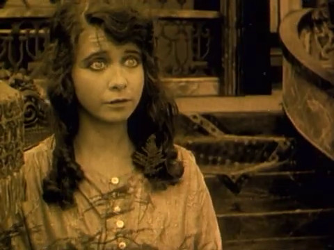Gene Crosby est Innocence dans le film muet américain The eye of envy (1917) de Harrish Ingraham Gene Crosby est Innocence dans le film muet américain The eye of envy (1917) de Harrish Ingraham