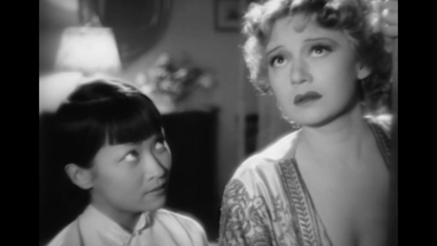 Edwige Feuillère et Foun-Sen dans le film français La dame de Malacca (1937) de Marc Allégret