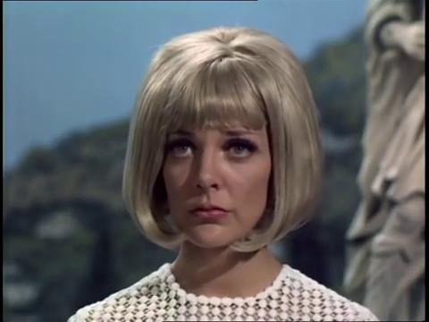 Aimi MacDonald dans le film Vendetta for the Saint (Vendetta pour le Saint, 1969) de Jim O'Connolly Aimi MacDonald dans le film Vendetta for the Saint (Vendetta pour le Saint, 1969) de Jim O'Connolly