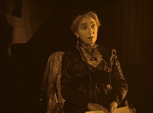 Agnes Negro dans le film muet allemand Mister Radio (1924) de Nunzio Malasomma