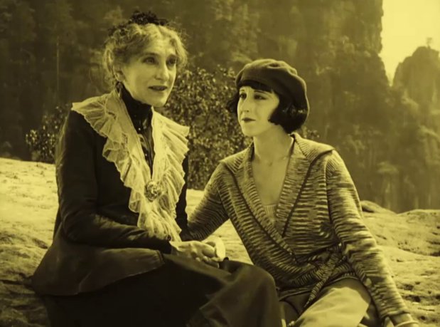 Agnes Negro et Anna Gorilowa dans le film Mister Radio (1924) de Nunzio Malasomma