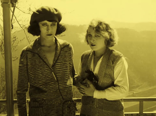 Anna Gorilowa et Evi Eva dans le film muet allemand Mister Radio (1924) de Nunzio Malasomma