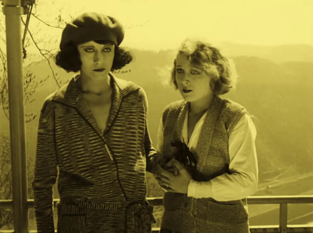 Anna Gorilowa et Evi Eva dans le film muet allemand Mister Radio (1924) de Nunzio Malasomma Anna Gorilowa et Evi Eva dans le film muet allemand Mister Radio (1924) de Nunzio Malasomma