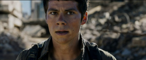 Dylan O'Brien est Thomas dans le film Maze Runner : The Scorch Trials (Le Labyrinthe : La Terre brûlée, 2015) de Wes Ball Dylan O'Brien est Thomas dans le film Maze Runner : The Scorch Trials (Le Labyrinthe : La Terre brûlée, 2015) de Wes Ball