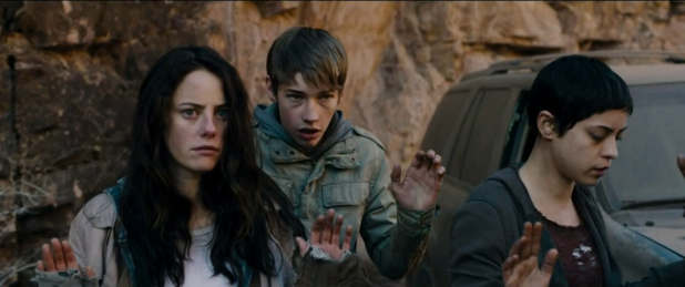 Kaya Scodelario, Jacob Lofland et Rosa Salazar dans le film Maze Runner : The Scorch Trials (Le Labyrinthe : La Terre brûlée, 2015) de Wes Ball Kaya Scodelario, Jacob Lofland et Rosa Salazar dans le film Maze Runner : The Scorch Trials (Le Labyrinthe : La Terre brûlée, 2015) de Wes Ball