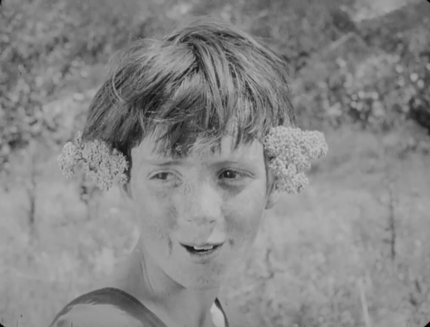 André Heuzé dans le film muet Poil de carotte (1925) de Julien Duvivier André Heuzé dans le film muet Poil de carotte (1925) de Julien Duvivier