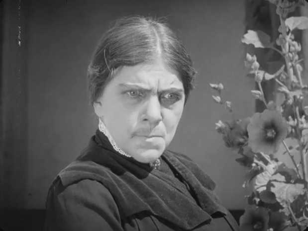 L'actrice Charlotte Barbier-Krauss dans le film Poil de carotte (1925) de Julien Duvivier L'actrice Charlotte Barbier-Krauss dans le film Poil de carotte (1925) de Julien Duvivier