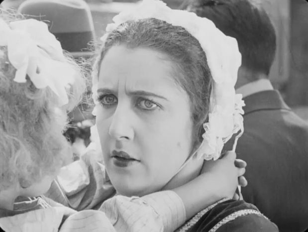 Lydia Zarena dans le film Poil de carotte (1925) de Julien Duvivier Lydia Zarena dans le film Poil de carotte (1925) de Julien Duvivier