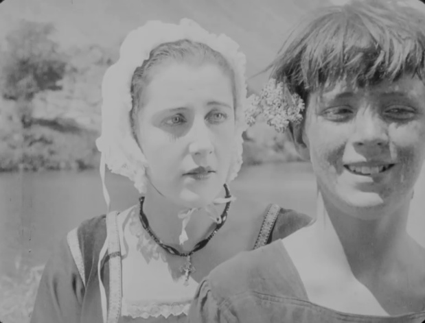 L'actrice Lydia Zarena et le jeune André Heuzé dans le film Poil de carotte (1925) de Julien Duvivier L'actrice Lydia Zarena et le jeune André Heuzé dans le film Poil de carotte (1925) de Julien Duvivier