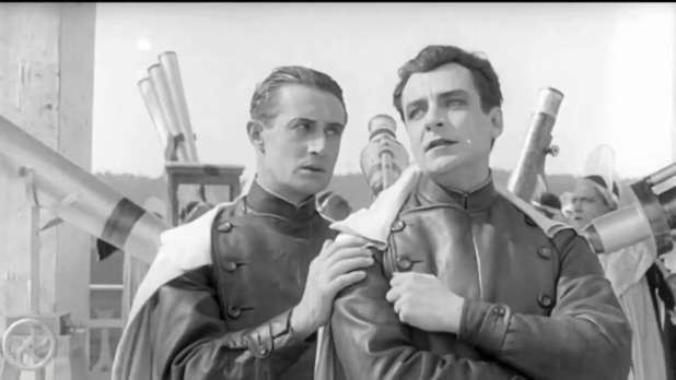 Gunnar Tolnæs et Alf Blütecher dans le film muet danois Himmelskibet (Le vaisseau du ciel, 1918) de Holger-Madsen Gunnar Tolnæs et Alf Blütecher dans le film muet danois Himmelskibet (Le vaisseau du ciel, 1918) de Holger-Madsen