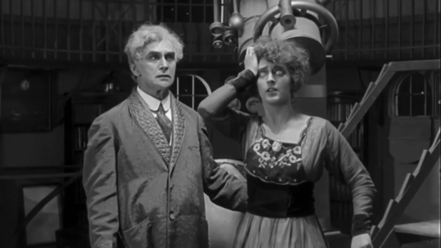 Nicolai Neiiendam et Zanny Petersen dans Himmelskibet (Le vaisseau du ciel, 1918) de Holger-Madsen Nicolai Neiiendam et Zanny Petersen dans Himmelskibet (Le vaisseau du ciel, 1918) de Holger-Madsen