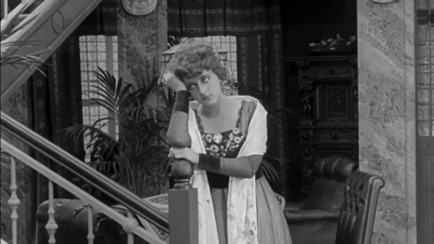 Zanny Petersen est Corona Planetaros dans le film muet de science-fiction Himmelskibet (Le vaisseau du ciel, 1918) de Holger-Madsen Zanny Petersen est Corona Planetaros dans le film muet de science-fiction Himmelskibet (Le vaisseau du ciel, 1918) de Holger-Madsen
