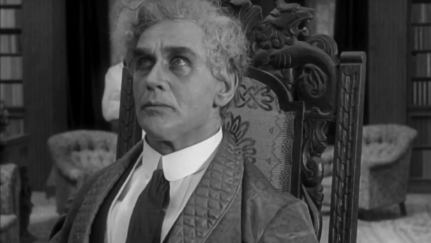 Nicolai Neiiendam dans le film de science-fiction Himmelskibet (Le vaisseau du ciel, 1918) de Holger-Madsen Nicolai Neiiendam dans le film de science-fiction Himmelskibet (Le vaisseau du ciel, 1918) de Holger-Madsen