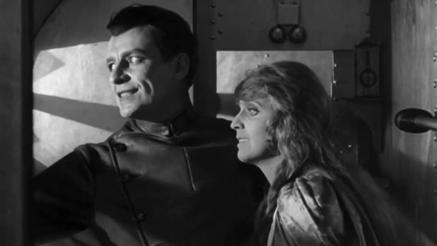 Gunnar Tolnæs et Lilly Jacobson dans le film danois Himmelskibet (Le vaisseau du ciel, 1918) de Holger-Madsen Gunnar Tolnæs et Lilly Jacobson dans le film danois Himmelskibet (Le vaisseau du ciel, 1918) de Holger-Madsen