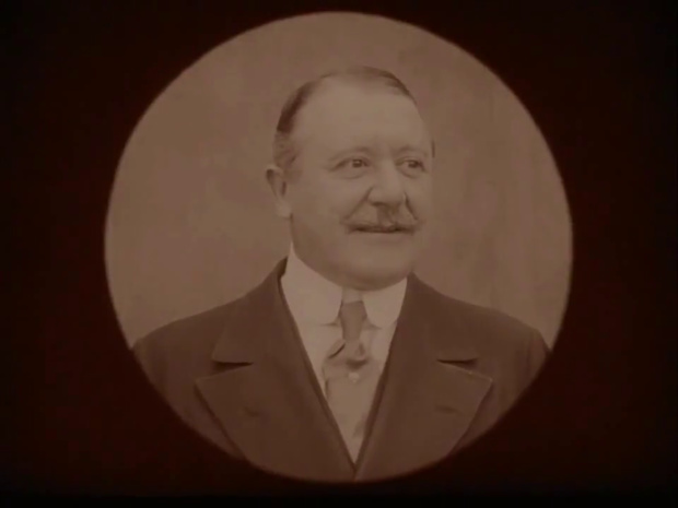Charles Hawtrey dans le film muet A message from Mars (1913) de J. Wallett Waller Charles Hawtrey dans le film muet A message from Mars (1913) de J. Wallett Waller