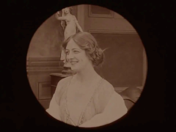 Chrissie Bell dans le film muet britannique A message from Mars (1913) de J. Wallett Waller