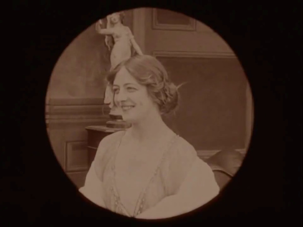 Chrissie Bell dans le film muet britannique A message from Mars (1913) de J. Wallett Waller Chrissie Bell dans le film muet britannique A message from Mars (1913) de J. Wallett Waller