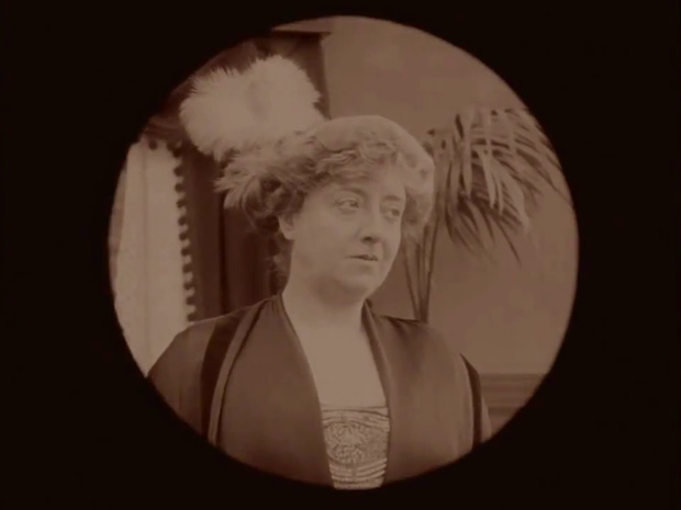 L'actrice Kate Tyndall dans le film fantastique muet A message from Mars (1913) de J. Wallett Waller L'actrice Kate Tyndall dans le film fantastique muet A message from Mars (1913) de J. Wallett Waller