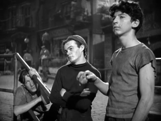 La bande de jeunes dans le film américain Dead end (Rue sans issue, 1937) de William Wyler