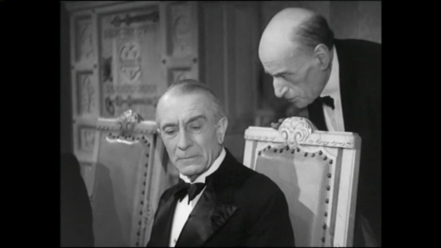 L'acteur Pierre Magnier, assis, dans le film  La femme que j'ai le plus aimée