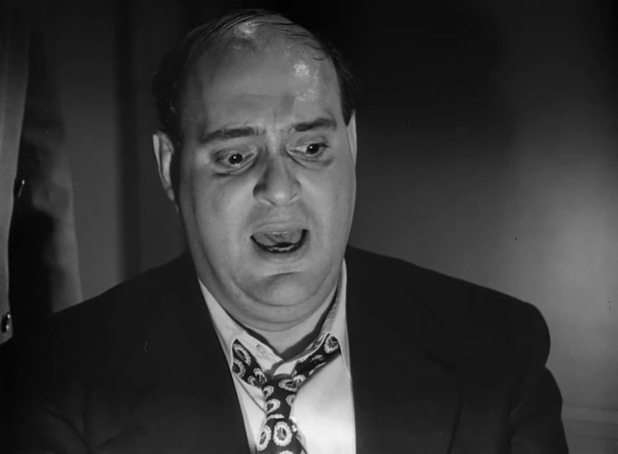 Zero Mostel dans le film policier américain The Enforcer (La femme à abattre, 1951) de Bretaigne Windust