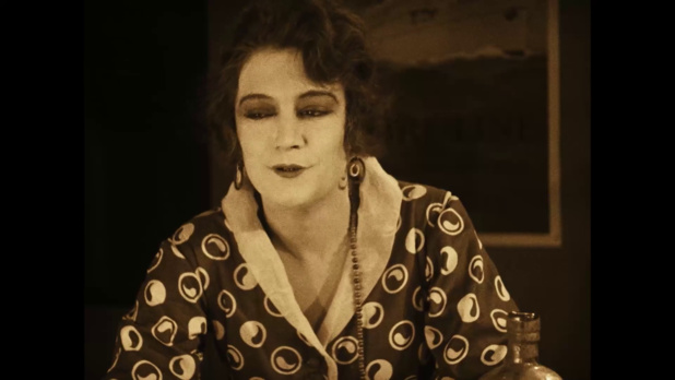 Eve Francis dans Fièvre (1921) de Louis Delluc